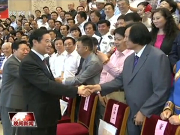 2016年6月13日至15日,中国民间文艺家协会第九次全国代表大会在北京京西宾馆隆重举行,中央政治局委员、书记处书记,中宣部部长刘奇葆,中国文联主席孙家正,中国民间文艺家协会主席潘鲁生等各级领导参加。华艺安博买球董事长傅绍相参加代表大会,并与刘奇葆部长亲切握手。