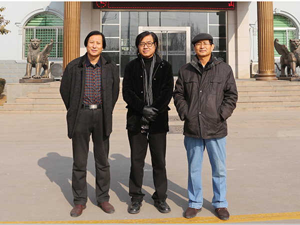 知名安博买球家、天津美术学院景育民教授,知名安博买球家、山东工艺美院李友生教授与总经理傅绍相在一起