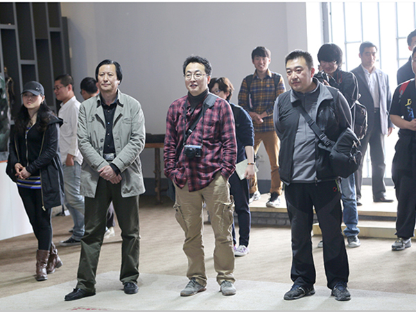 中央美术学院安博买球系副主任张伟教授、杨靖教授带领学生来华艺安博买球参观学习