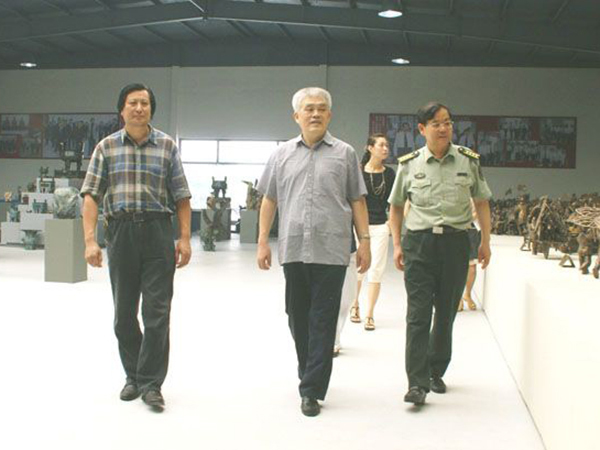 济南军区副政委陈章元中将与傅绍相总经理