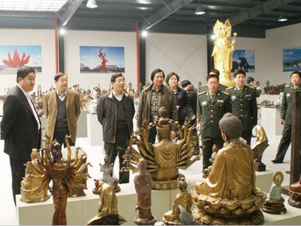 2009年3月29日济南军区原副司令李洪程中将、潍坊军分区司令员卞长伟、临朐县委书记刘建国等领导来华艺安博买球视察指导,傅绍相总经理介绍安博买球艺术