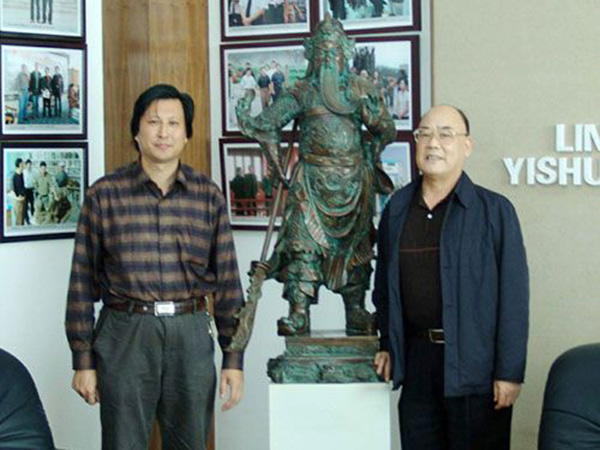 时任山东省政协副主席王久祜与傅绍相总经理在一起