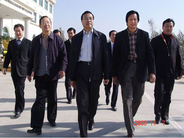山东省副省长才利民、潍坊市市长许立全等领导于2006年10月7日莅临华艺安博买球视察指导,傅绍相总经理介绍的是艺术