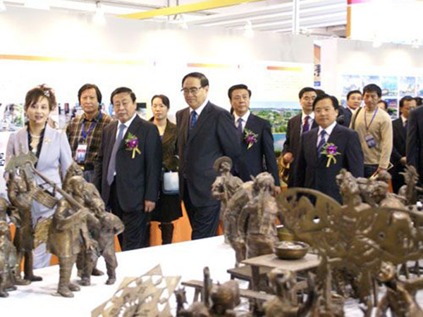 山东省委常委常务副省长王仁元、山东省委常委青岛市委书记阎启俊、潍坊市委书记张新起等省市领导参观风筝魂