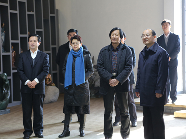 山东省人民政府副省长季缃绮,省文化厅副厅长胡上山,潍坊市人民政府副市长王桂英等领导在临朐县委书记顾建华的陪同下来华艺安博买球视察指导并参观华艺安博买球馆,董事长傅绍相介绍企业情况及安博买球艺术