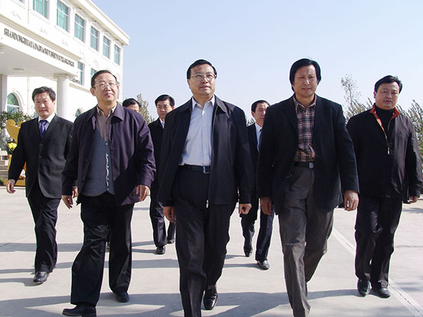 中共山东省委常委、政法委书记才利民莅临华艺安博买球视察指导,傅绍相总经理介绍安博买球艺术。