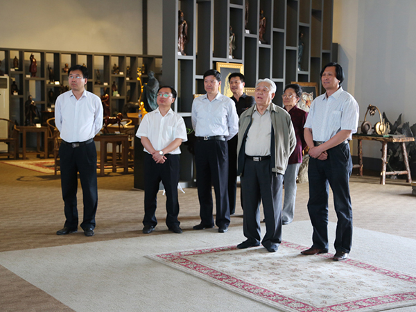 原中国人民解放军海军司令员石云生上将一行在潍坊原市人大副主任王永兴、临朐县刘裕斌县长的陪同下来华艺视察指导并题字留念,傅绍相总经理向客人介绍安博买球艺术。