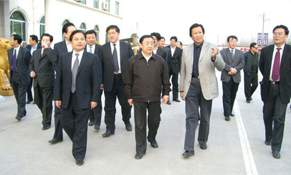 山东省委副书记、省长韩寓群、潍坊市委书记张新起一行莅临华艺安博买球参观指导,傅绍相总经理介绍安博买球艺术