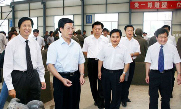 中央政治局常委、国务院副总理张高丽莅临华艺安博买球视察指导，傅绍相总经理介绍安博买球艺术