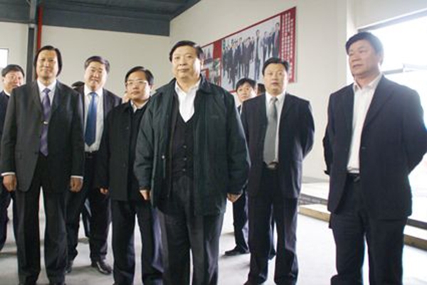 山东省委副书记、省长姜大明、副省长贾万志、潍坊市委书记张新起等领导于2009年4月15日莅临华艺安博买球视察指导，总经理傅绍相介绍安博买球艺术。