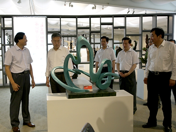 山东省委副书记，山东省人民政府郭树清省长，潍坊市委杜昌文书记，潍坊市刘曙光市长等领导来华艺安博买球视察指导，临朐县委书记顾建华陪同参观，傅绍相总经理介绍企业情况及安博买球艺术。