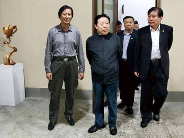 全国政协副主席、中国文联主席孙家正在潍坊市政协主席赵兴涛等领导陪同下参观华艺安博买球坊茨小镇安博买球馆，孙主席对华艺安博买球给予高度评价，傅绍相总经理介绍安博买球艺术