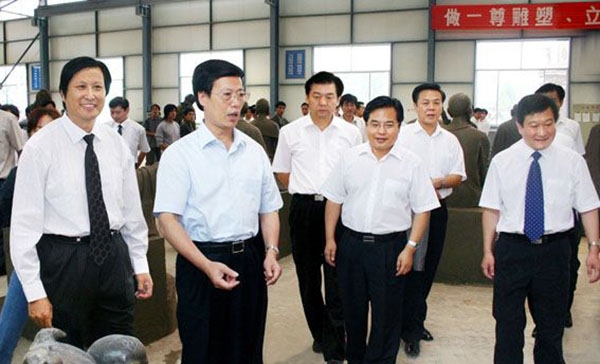 中央政治局常委、国务院副总理张高丽莅临华艺安博买球视察指导，傅绍相总经理介绍安博买球艺术